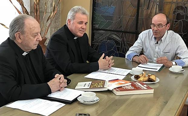 Fotografía del debate que mantuvieron en el seminario diocesano entre Juan María Uriarte (izquierda) y Mario Iceta.