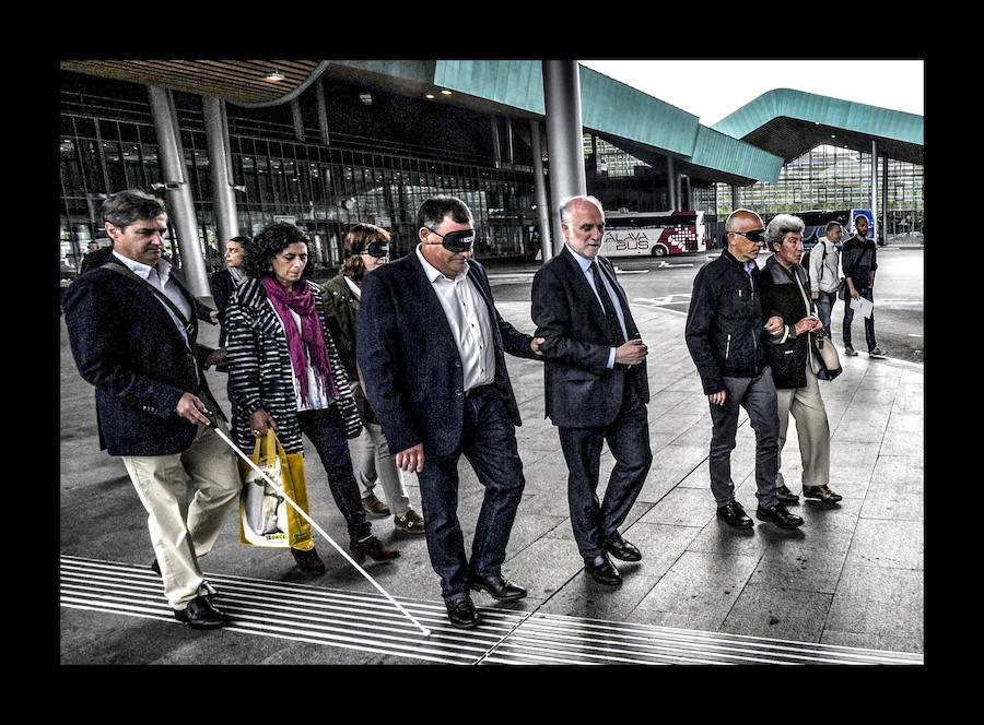 Fotos: Los responsables del transporte público alavés viajan a ciegas