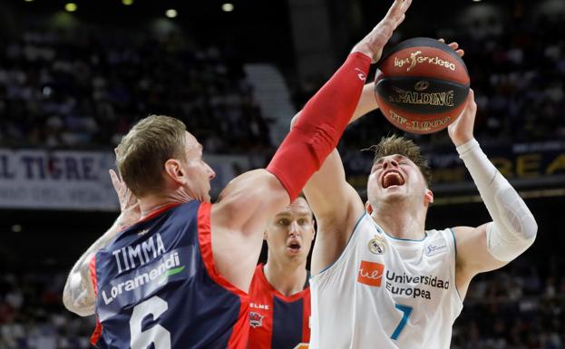 Doncic lucha por el balón con Timma.