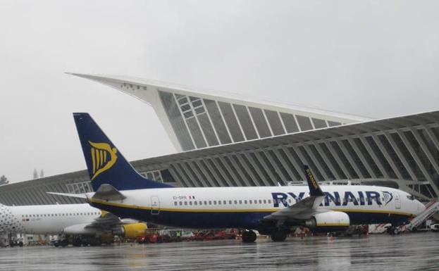 Un avión de Ryanair en el aeropuerto de Loiu.