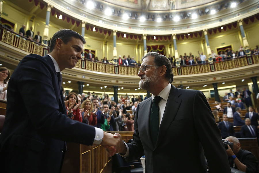 Pedro Sánchez y Rajoy se estrechan la mano.