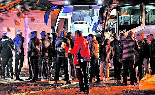 Muchos de los menores no acompañados llegan a Bilbao en autobuses desde el sur de España.