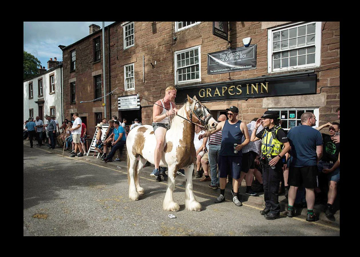 Alrededor de 10.000 personas se han reunido estos días en la localidad de Appleby, en Cumbria, uno de los condados del Reino Unido, para celebrar la feria del caballo. El evento, que según parece data de 1775, es uno de los encuentros clave para los miembros de las comunidades gitanas y una oportunidad para comprar y vender caballos y mercancías. Buena parte de los viajeros llegaron a bordo de caravanas de madera cubiertas de elementos decorativos propios de la tradición británico-romaní, que han producido quejas y atascos en las carreteras. Pero la tradición se mantiene y, como siempre, los caballos se sumergieron en el río Eden para refrescarse.