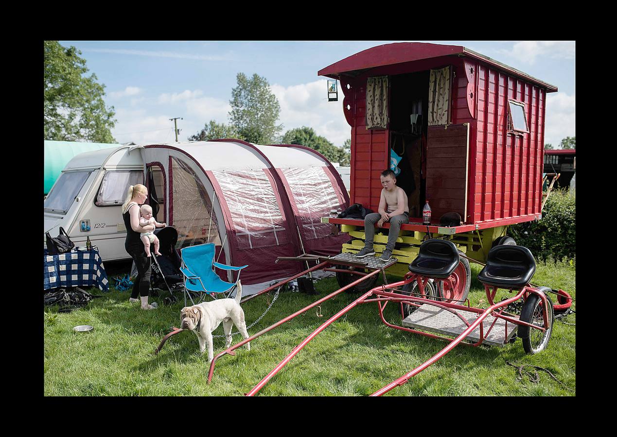 Alrededor de 10.000 personas se han reunido estos días en la localidad de Appleby, en Cumbria, uno de los condados del Reino Unido, para celebrar la feria del caballo. El evento, que según parece data de 1775, es uno de los encuentros clave para los miembros de las comunidades gitanas y una oportunidad para comprar y vender caballos y mercancías. Buena parte de los viajeros llegaron a bordo de caravanas de madera cubiertas de elementos decorativos propios de la tradición británico-romaní, que han producido quejas y atascos en las carreteras. Pero la tradición se mantiene y, como siempre, los caballos se sumergieron en el río Eden para refrescarse.