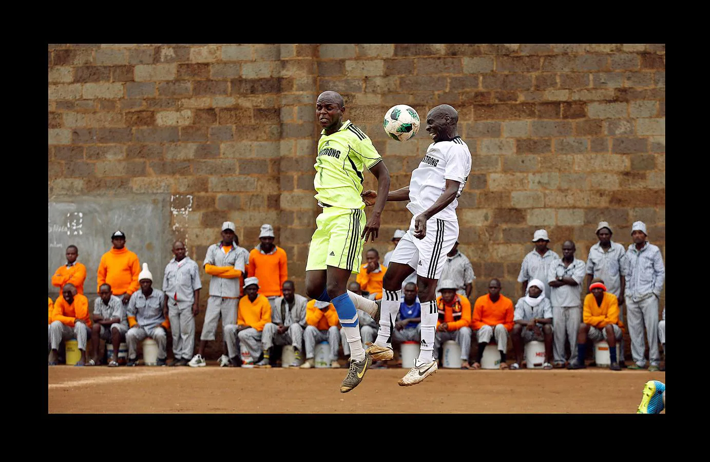 Como parte de su rehabilitación, los reclusos de la prisión de máxima seguridad de Kamiti, en la zona rural de Kenia, disputan su propia versión del Mundial de Fútbol, ​​con equipos que imitan la competición real. En el partido inaugural, bajo la atenta mirada de internos vestidos con uniformes a rayas azules y blancas, «Rusia» venció a «Arabia Saudí» por 5-0, el mismo resultado que se produjo horas antes entre las selecciones que disputaron el primer partido en Moscú. Byron Otieno, un recluso de 23 años, fue el jugador más destacado de este peculiar encuentro. Marcó dos de los cinco goles pero tendrá tiempo para mejorar: cumple condena por asesinato.