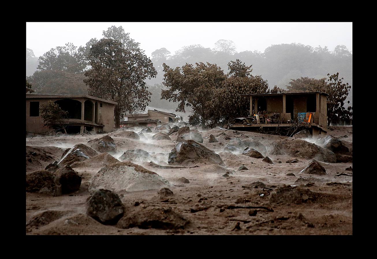 Los niños abandonaron los juguetes, la ropa quedó colgada en los tendederos de los patios traseros y los animales murieron petrificados. Después de la erupción, el exuberante paisaje verde se convirtió en un cementerio gris polvoriento, envuelto en un persistente olor a azufre... Toneladas de árboles, rocas y gases tóxicos se deslizaron por los flancos del Volcán de Fuego formando lo que se conoce como «flujo piroclástico,» que alcanza velocidades más rápidas y letales que la lava. Cuando las familias de las aldeas más afectadas -El Rodeo y San Miguel de Los Lotes, en el centro de Guatemala- se dieron cuenta de lo que sucedía, no tuvieron tiempo de huir. 