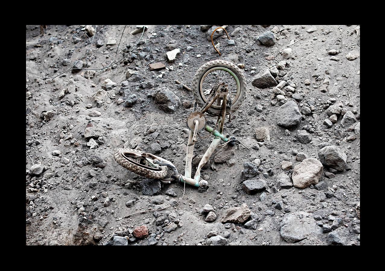 Los niños abandonaron los juguetes, la ropa quedó colgada en los tendederos de los patios traseros y los animales murieron petrificados. Después de la erupción, el exuberante paisaje verde se convirtió en un cementerio gris polvoriento, envuelto en un persistente olor a azufre... Toneladas de árboles, rocas y gases tóxicos se deslizaron por los flancos del Volcán de Fuego formando lo que se conoce como «flujo piroclástico,» que alcanza velocidades más rápidas y letales que la lava. Cuando las familias de las aldeas más afectadas -El Rodeo y San Miguel de Los Lotes, en el centro de Guatemala- se dieron cuenta de lo que sucedía, no tuvieron tiempo de huir. 