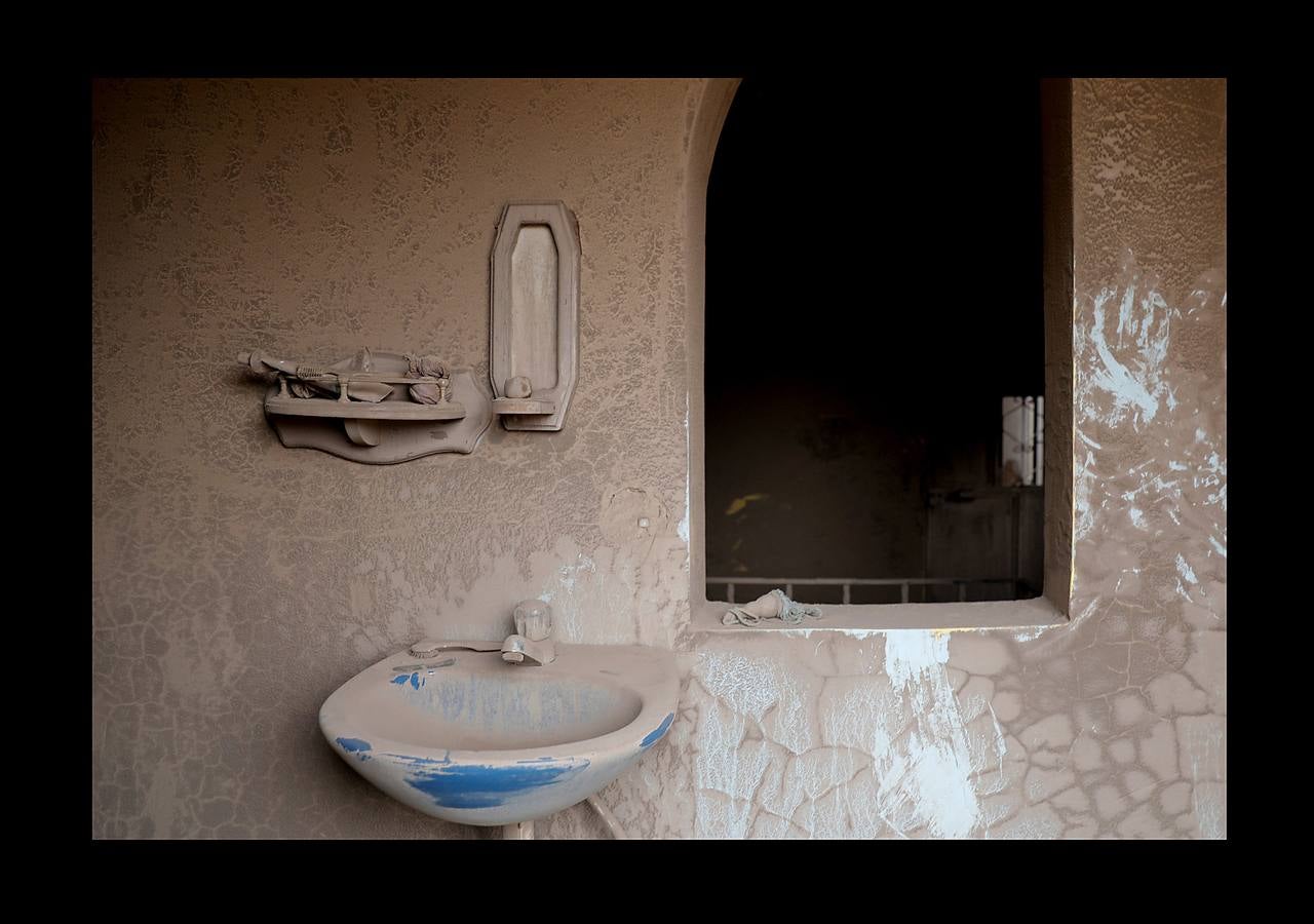 Los niños abandonaron los juguetes, la ropa quedó colgada en los tendederos de los patios traseros y los animales murieron petrificados. Después de la erupción, el exuberante paisaje verde se convirtió en un cementerio gris polvoriento, envuelto en un persistente olor a azufre... Toneladas de árboles, rocas y gases tóxicos se deslizaron por los flancos del Volcán de Fuego formando lo que se conoce como «flujo piroclástico,» que alcanza velocidades más rápidas y letales que la lava. Cuando las familias de las aldeas más afectadas -El Rodeo y San Miguel de Los Lotes, en el centro de Guatemala- se dieron cuenta de lo que sucedía, no tuvieron tiempo de huir. 