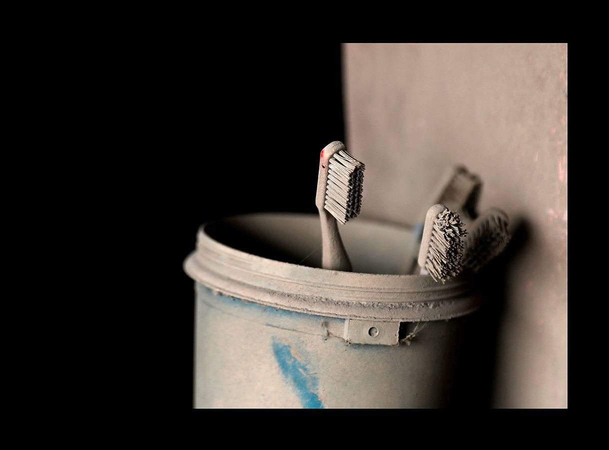 Los niños abandonaron los juguetes, la ropa quedó colgada en los tendederos de los patios traseros y los animales murieron petrificados. Después de la erupción, el exuberante paisaje verde se convirtió en un cementerio gris polvoriento, envuelto en un persistente olor a azufre... Toneladas de árboles, rocas y gases tóxicos se deslizaron por los flancos del Volcán de Fuego formando lo que se conoce como «flujo piroclástico,» que alcanza velocidades más rápidas y letales que la lava. Cuando las familias de las aldeas más afectadas -El Rodeo y San Miguel de Los Lotes, en el centro de Guatemala- se dieron cuenta de lo que sucedía, no tuvieron tiempo de huir. 