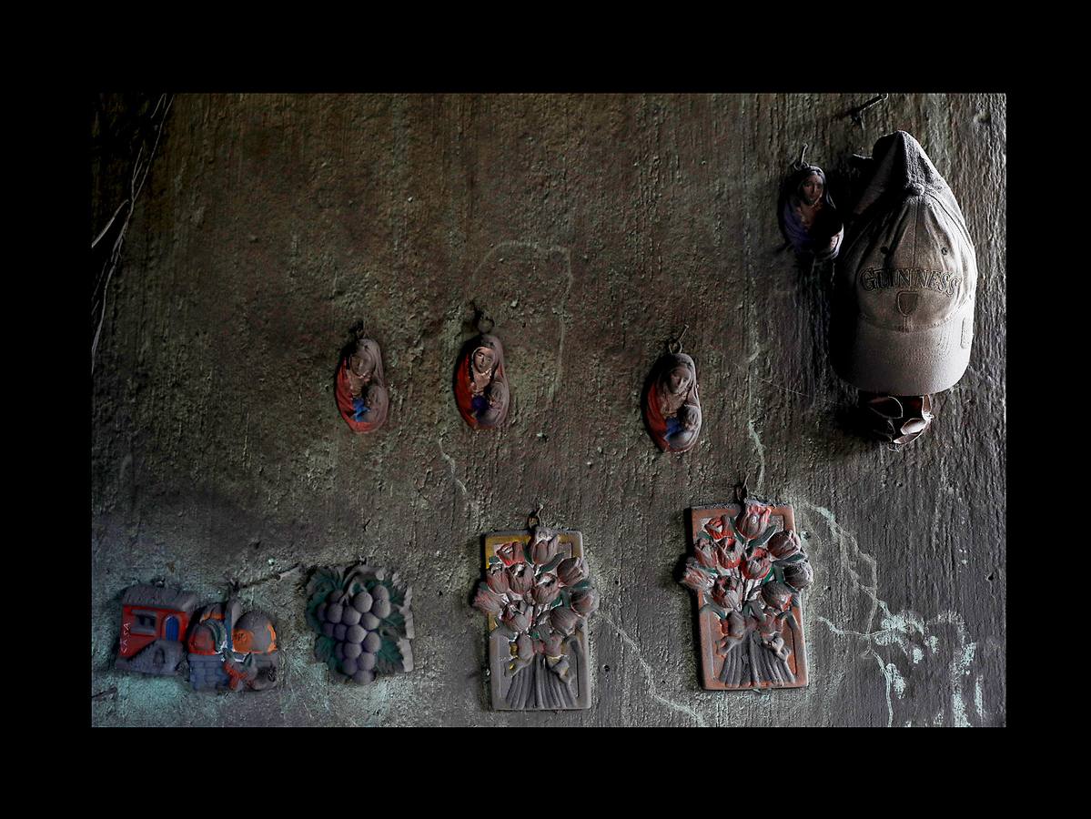 Los niños abandonaron los juguetes, la ropa quedó colgada en los tendederos de los patios traseros y los animales murieron petrificados. Después de la erupción, el exuberante paisaje verde se convirtió en un cementerio gris polvoriento, envuelto en un persistente olor a azufre... Toneladas de árboles, rocas y gases tóxicos se deslizaron por los flancos del Volcán de Fuego formando lo que se conoce como «flujo piroclástico,» que alcanza velocidades más rápidas y letales que la lava. Cuando las familias de las aldeas más afectadas -El Rodeo y San Miguel de Los Lotes, en el centro de Guatemala- se dieron cuenta de lo que sucedía, no tuvieron tiempo de huir. 
