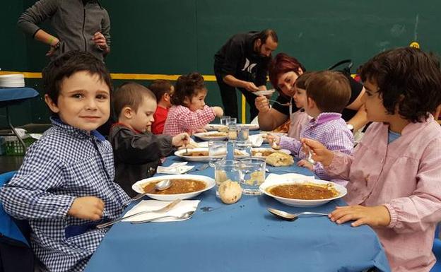 Plante reivindicativo al comedor escolar que se desarrolló durante una semana en el frontón. 