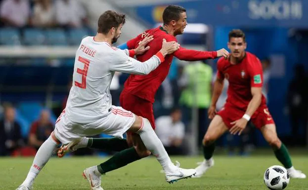 Gerard Piqué y Cristiano Ronaldo, durante un lance del partido entre España y Portugal.