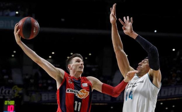 Matt Janning lucha contra Ayón en el segundo duelo de la serie final de la Liga Endesa.