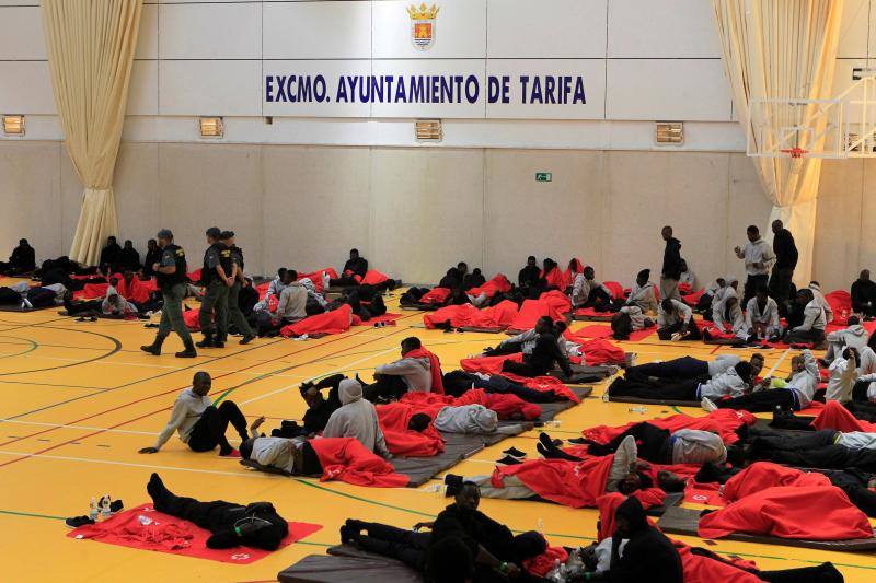 Un grupo de inmigrantes ha pasado la noche en el polideportivo de Tarifa. 