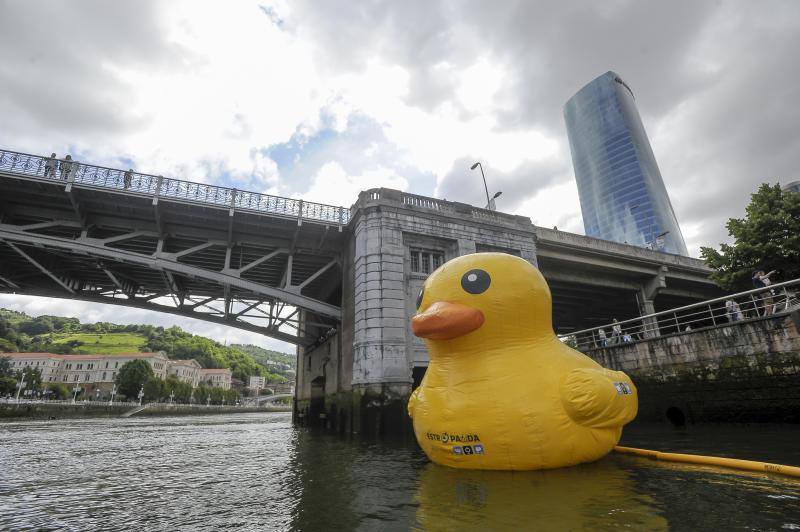 La ciudad ha celebrado este domingo su tradicional cita con los 'invasores' de goma de la estropatada