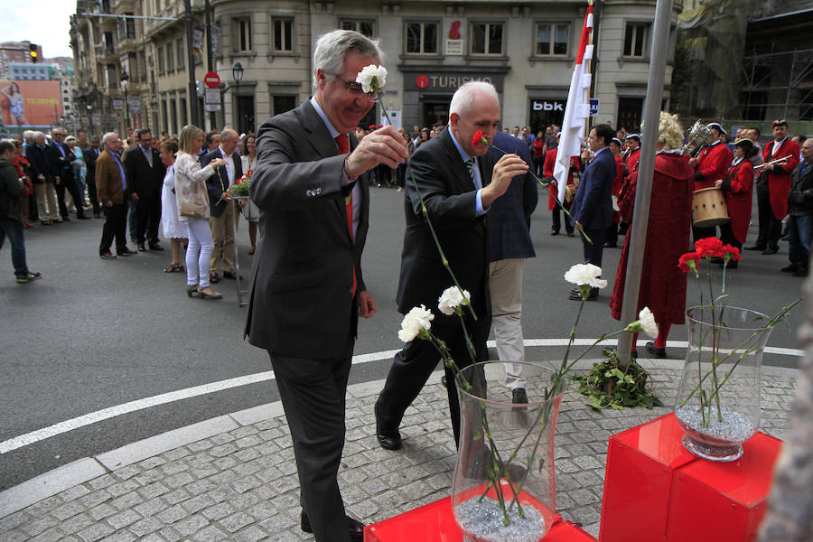 El alcalde de Bilbao, Juan Maria Aburto, junto al resto de la Corporación, ha presidido la ofrenda floral ante la estatua de Don Diego López de Haro con motivo del aniversario de la Villa de Bilbao