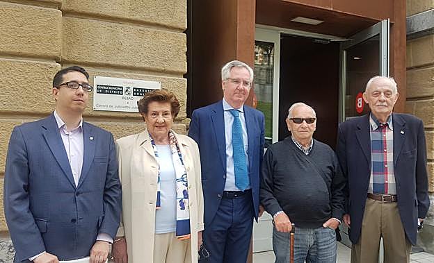 Los ediles del PP posan con algunos de los usuarios del centro. 