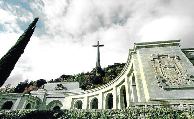 El monumento del Valle de los Caídos, con la gran cruz al fondo. 