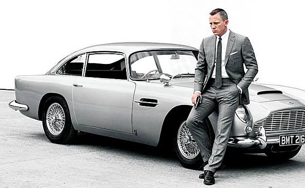Daniel Craig, en su papel de James Bond, con su Aston Martin DB5 en color plata. 