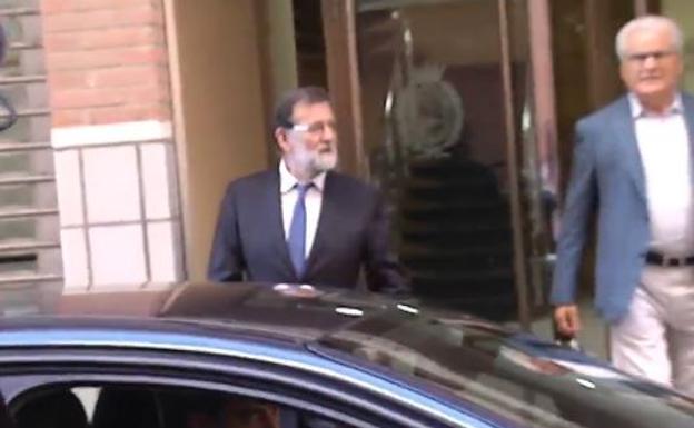 El expresidente del Gobierno Mariano Rajoy ha acudido a Santa Pola.