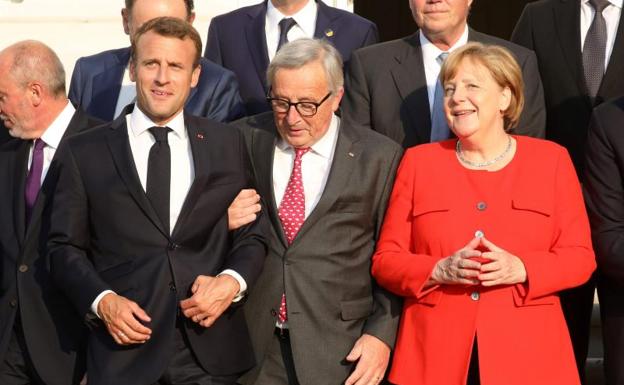 Juncker, en el centro, junto a Macron y Merkel.