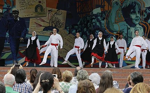 Barakaldo inaugura su mural de la memoria con más de 200 vecinos