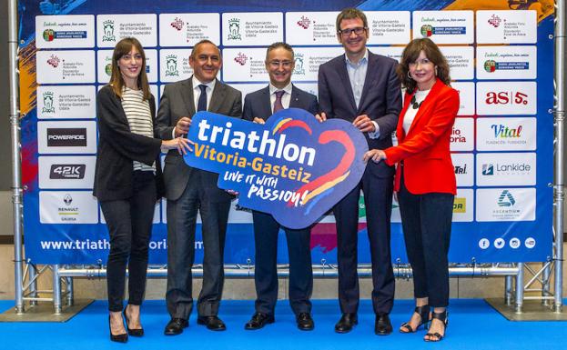 El director del Triatlón, Eduardo Martínez, flanqueado por Ramiro González y Gorka Urtaran, y por María Goti y Miriam Atxaerandio, de EL CORREO. 