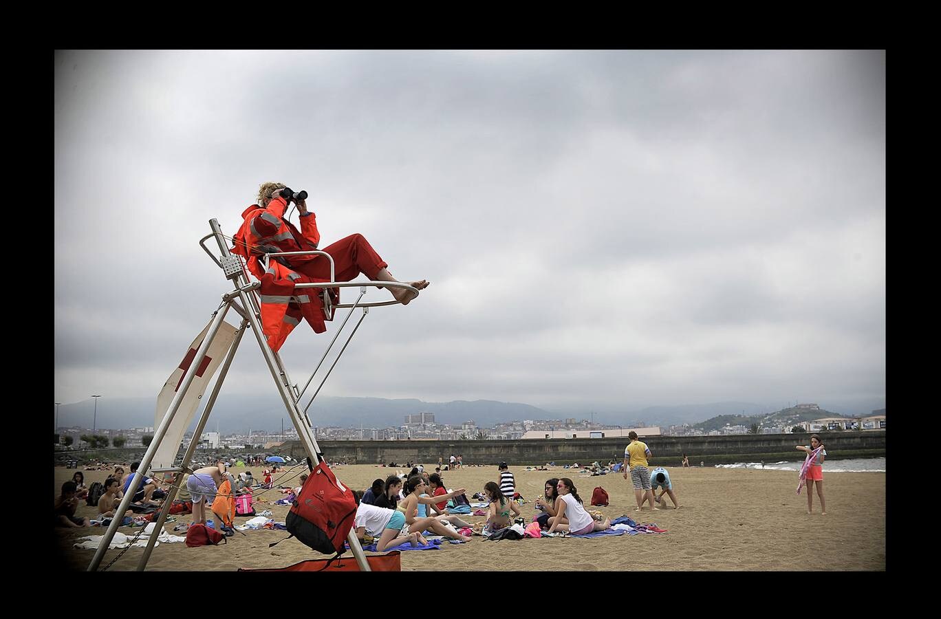 El sol ha brillado por su ausencia, pero la playa de Ereaga ha contado con varias decenas de bañistas este jueves