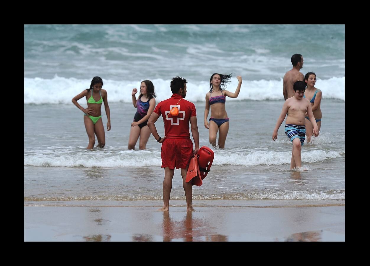 El sol ha brillado por su ausencia, pero la playa de Ereaga ha contado con varias decenas de bañistas este jueves