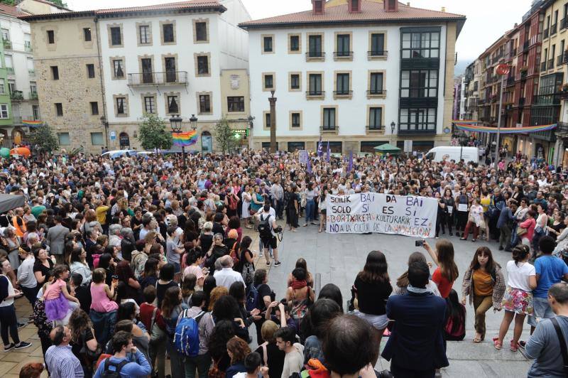 Bilbao y Vitoria han acogido dos protestas multitudinarias en la Plaza Unamuno y en la Virgen Blanca
