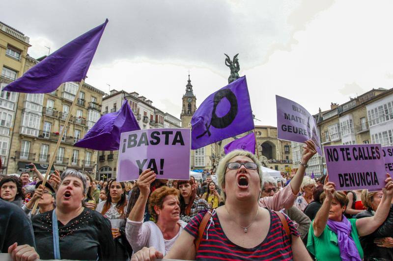 Bilbao y Vitoria han acogido dos protestas multitudinarias en la Plaza Unamuno y en la Virgen Blanca