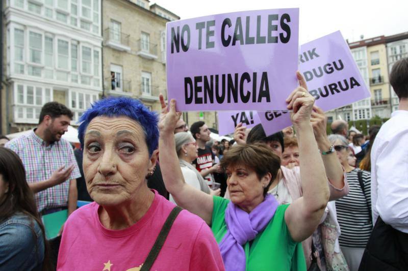 Bilbao y Vitoria han acogido dos protestas multitudinarias en la Plaza Unamuno y en la Virgen Blanca