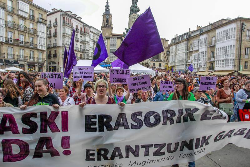 Bilbao y Vitoria han acogido dos protestas multitudinarias en la Plaza Unamuno y en la Virgen Blanca