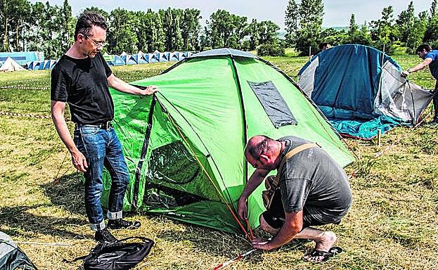 A primera hora de la tarde empezaron a llegar los primeros festivaleros a la acampada que se encuentra al lado del recinto de conciertos donde hoy da comienzo la cita musical. 
