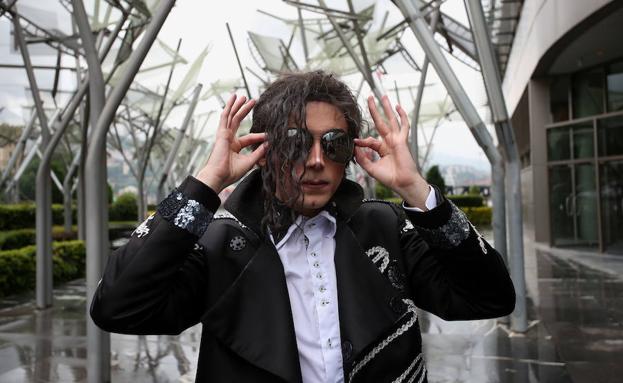 Álex Blanco dantzariak Michael Jacksonen pertsonaia interpretatuko du Euskalduna Jauregian.