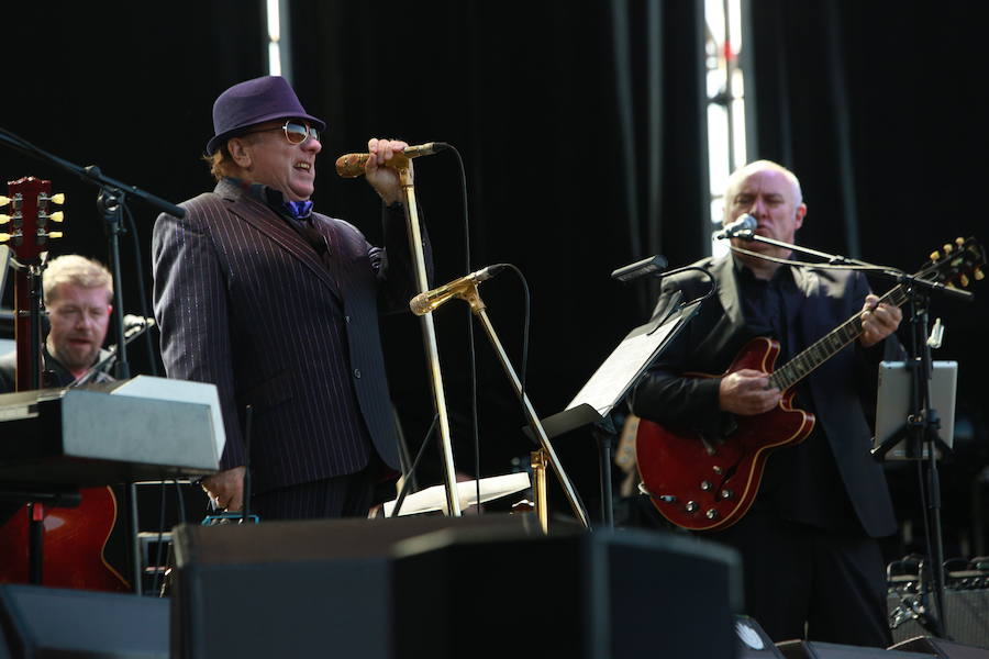 El cantante y saxofonista norirlandés Van Morrison, durante su actuación en el festival Azkena Rock de Vitoria