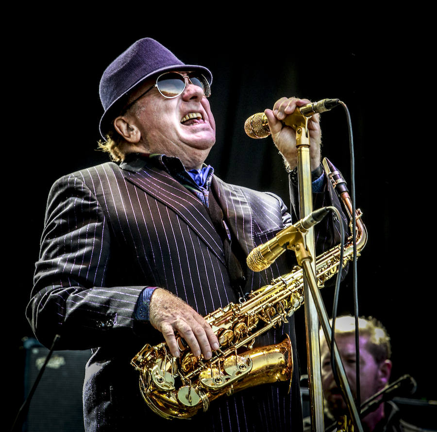 El cantante y saxofonista norirlandés Van Morrison, durante su actuación en el festival Azkena Rock de Vitoria
