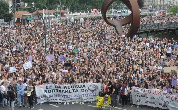 Miles de personas se manifiestan en Bilbao contra la polémica excarcelación