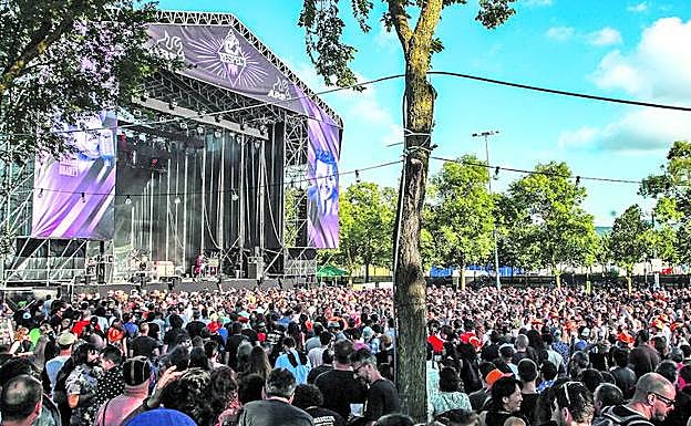 Una multitud sedienta de decibelios aguarda el comienzo del bolo de Van Morrison frente al escenario principal de Mendizabala. 