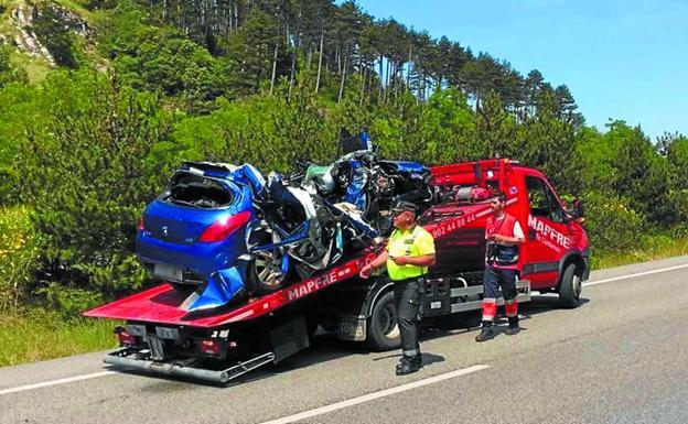 El coche en el que viajaba Mikel Biain quedó destrozado tras el accidente, ayer en la A-15