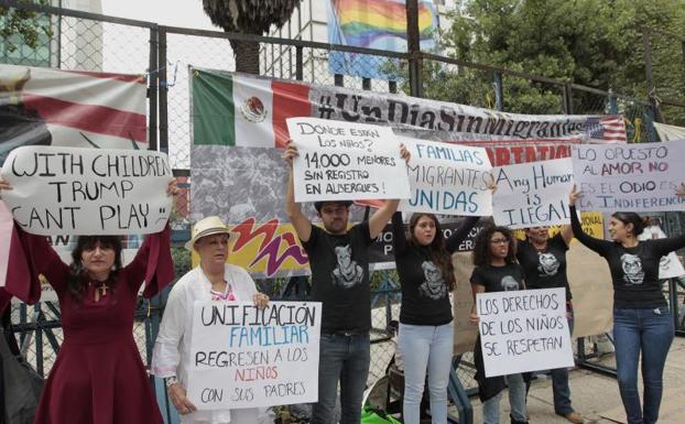 Personas protestan ante la embajada estadounidense en Ciudad de México contra la política de separación de familias migrantes aplicada por Washington.