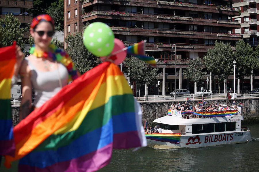 Rojo, naranja, amarillo, verde, azul y violeta. Los colores que forman la bandera del orgullo LGTB han inundado este sábado la ría de Bilbao. ¿El motivo? La celebración de la cuarta edición del Bilbao Bizkaia Pride. 