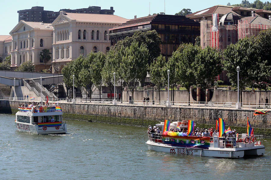 Rojo, naranja, amarillo, verde, azul y violeta. Los colores que forman la bandera del orgullo LGTB han inundado este sábado la ría de Bilbao. ¿El motivo? La celebración de la cuarta edición del Bilbao Bizkaia Pride. 