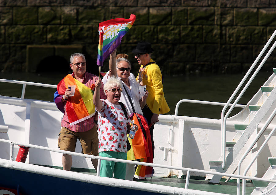 Rojo, naranja, amarillo, verde, azul y violeta. Los colores que forman la bandera del orgullo LGTB han inundado este sábado la ría de Bilbao. ¿El motivo? La celebración de la cuarta edición del Bilbao Bizkaia Pride. 