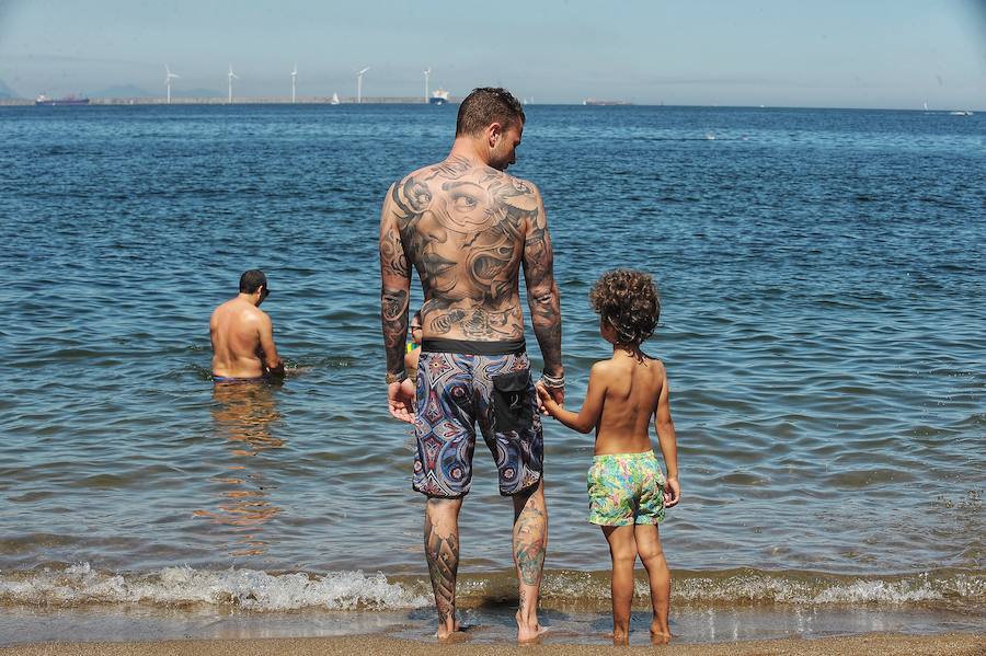 Las temperaturas, que en el interior han alcanzado los 30 grados y en la costa se han suavizado por la brisa, han animado a los vizcaínos a acudir a los arenales