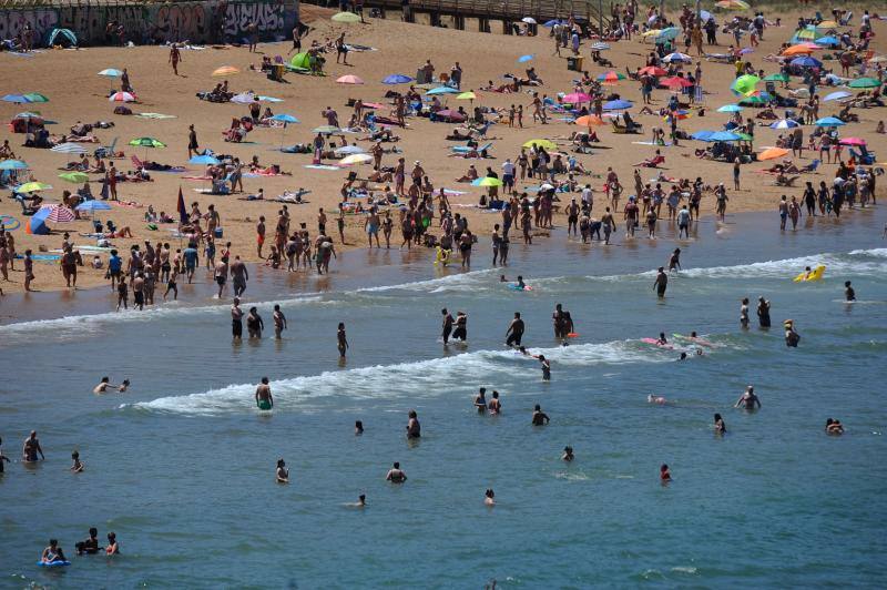 Las temperaturas, que en el interior han alcanzado los 30 grados y en la costa se han suavizado por la brisa, han aminado a los vizcaínos a acudir a los arenales