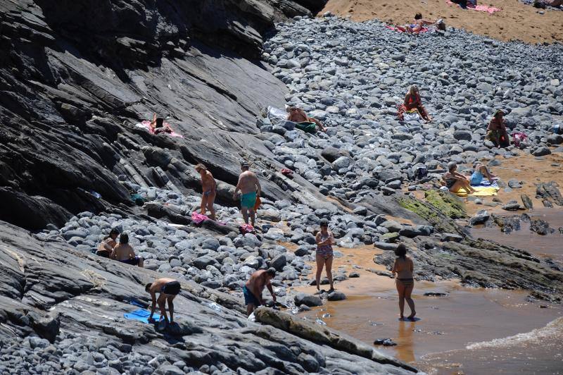 Las temperaturas, que en el interior han alcanzado los 30 grados y en la costa se han suavizado por la brisa, han aminado a los vizcaínos a acudir a los arenales
