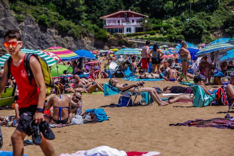 Las temperaturas, que en el interior han alcanzado los 30 grados y en la costa se han suavizado por la brisa, han aminado a los vizcaínos a acudir a los arenales