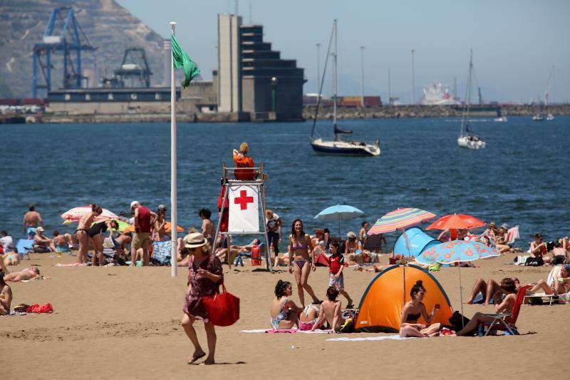 Las temperaturas, que en el interior han alcanzado los 30 grados y en la costa se han suavizado por la brisa, han aminado a los vizcaínos a acudir a los arenales