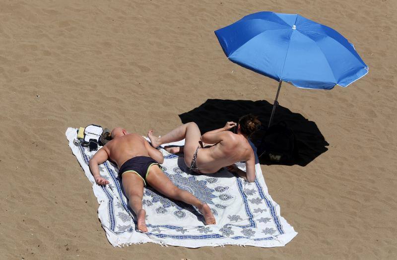 Las temperaturas, que en el interior han alcanzado los 30 grados y en la costa se han suavizado por la brisa, han aminado a los vizcaínos a acudir a los arenales